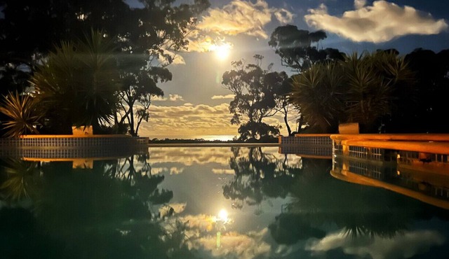 Tranquillo · Boutique coastal retreat overlooking the ocean with pool/spa