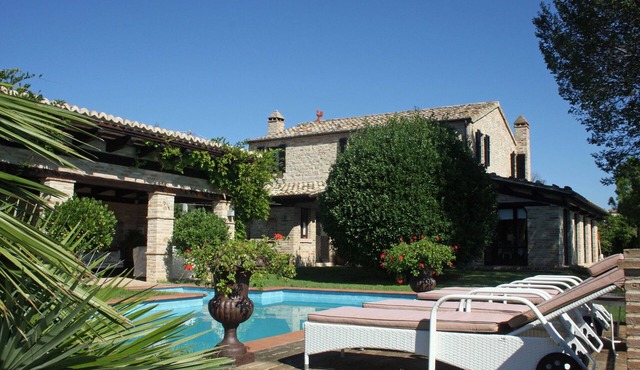Traum Villa mit Pool und Überdachtem Freisitz+grill