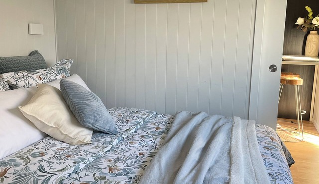 Travellers Hideaway – private, quiet garden, off-street parking, great location.