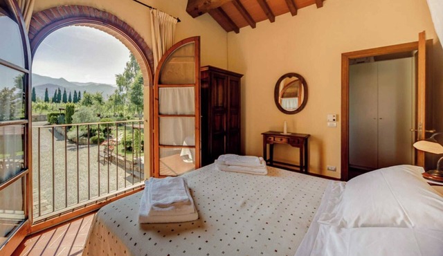 Trebbiano-Panoramic apartment with swimming pool and vineyard