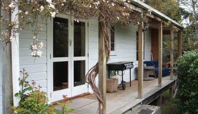 TREE COTTAGE charming, secluded, 20 mins from town