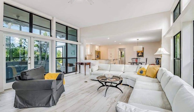 Tree-lined home w/amazing decor & screened porch - near beach/dining