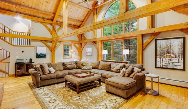 Tree-lined lodge with deck, fireplaces, porch, game room, & fast WiFi