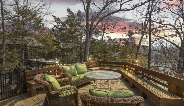 Tree Top Hideaway – Pools, Sauna & More!