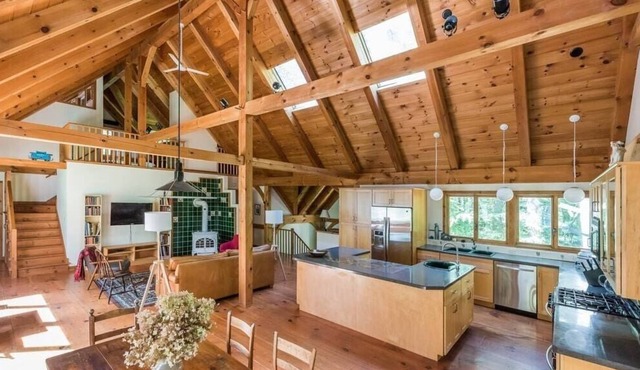 TreeHouse: Berkshires chalet in sun-dappled forest