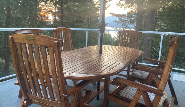 Treehouse on Bowen - Sunsets + Patios near Beaches and Trails