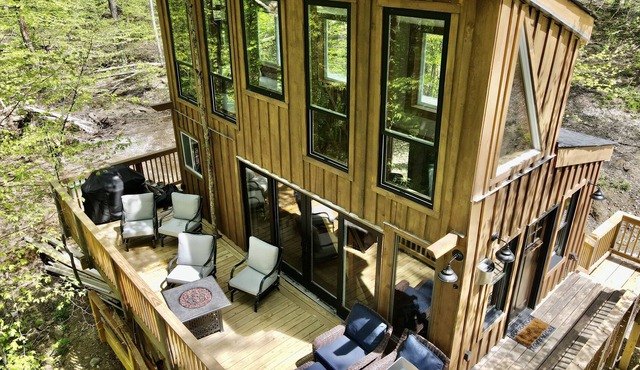 Treehouse-One of a Kind , AC, tubing, fire table, fire pit, 20 min to Killington