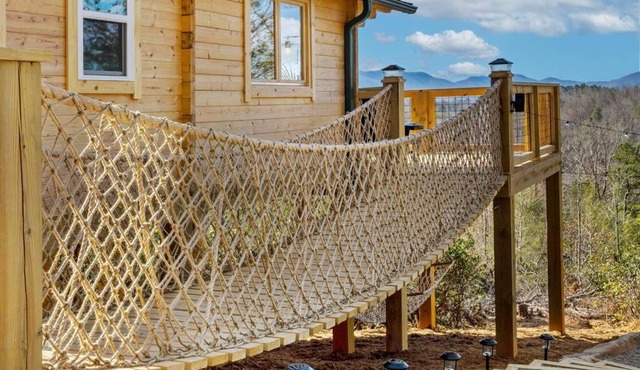 Treehouse w/Breathtaking Views+HotTub+Hiking+Falls