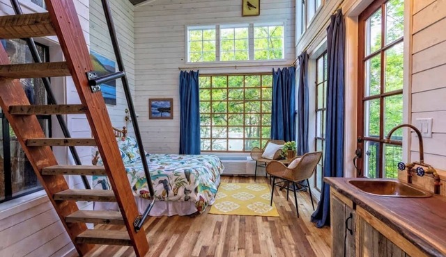 Treetop Hideaways - The Dogwood Treehouse