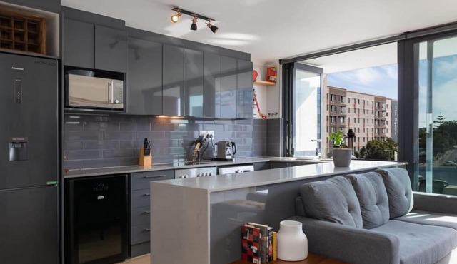 Trendy Bachelor Pad Free Parking Rooftop Pool