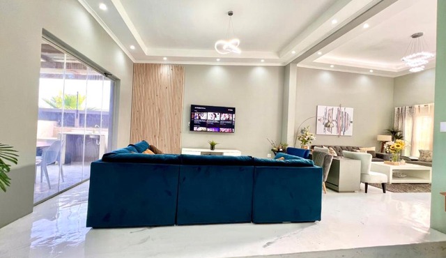 Trendy spacious modern house within 2km away from Canal Walk Century Cty