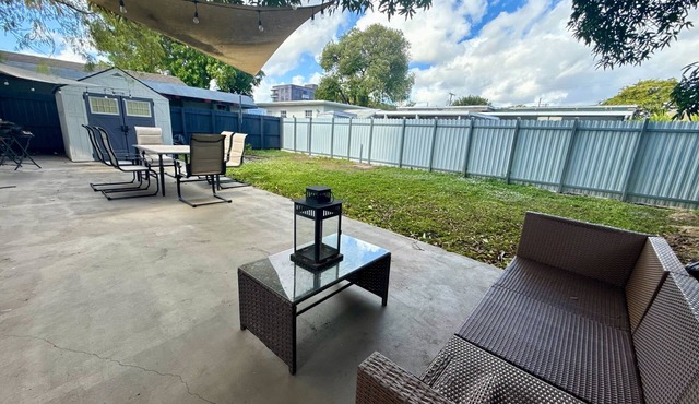 Trendy Urban Chic Studio with Free Parking
