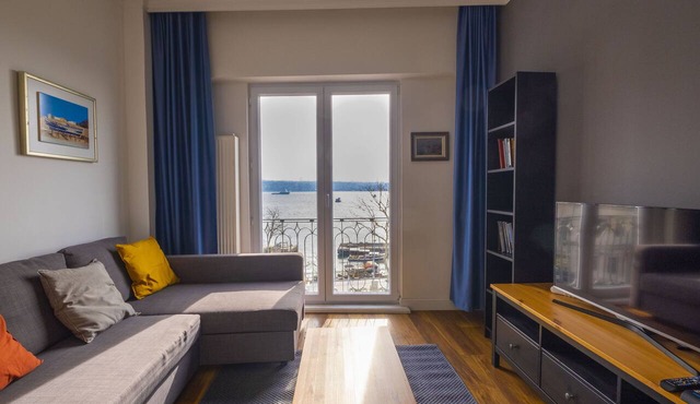 Trendy Waterfront Apt. with a Striking View