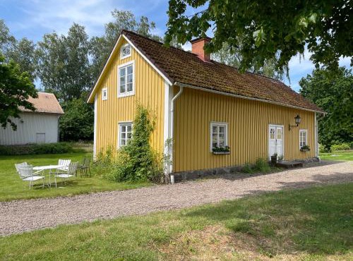 Trevligt eget hus med kakelugn i lantlig miljö