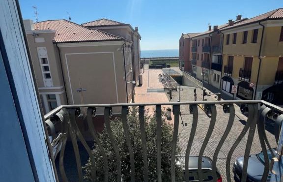 Trilocale vista mare con 2 bagni nel centro storico - Agenzia Cocal