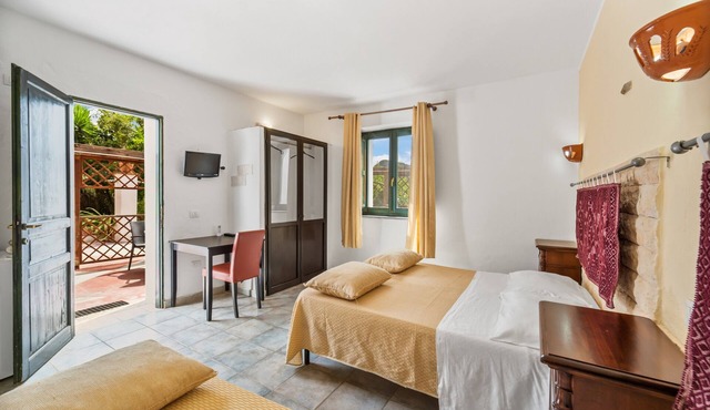 Triple room with shared pool and kitchen, Wi-Fi and air conditioning