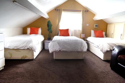 Triple single Bedroom with Garden Netflix Free Parking