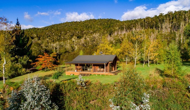 Triple Tui - Log cabin, self contained, river side