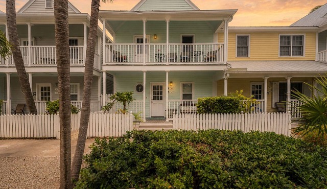 Tropical Condo Shared Pool + Near Duval St | Month-Long Stays | A Siesta Bay