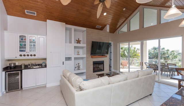 Tropical Hideaway in Cinnamon Beach With Private Jacuzzi!