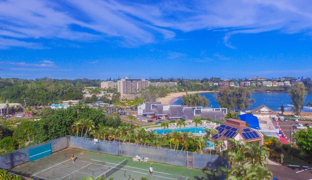Tropical hideaway with easy beach access, alfresco patio, pool & tennis
