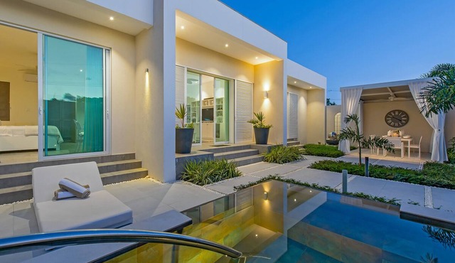 Tropical Oasis Near Beach with Pool - Footprints North