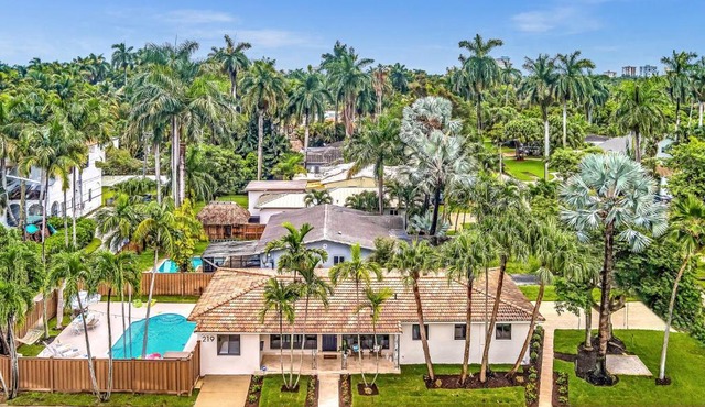 Tropical Oasis With heated pool 10 mins airport & 5 mins Beach