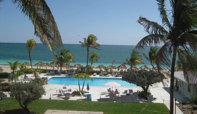 Tropical paradise steps away from gorgeous sandy beach & beautiful blue water