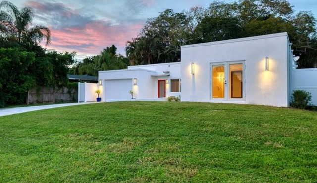 Tropical Shores Retreat - 10 Minutes to Siesta Key Beach