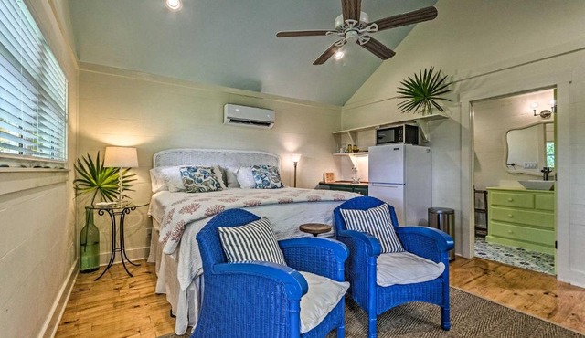 Tropical Studio: 1/4 Mi to Public Beach Access!
