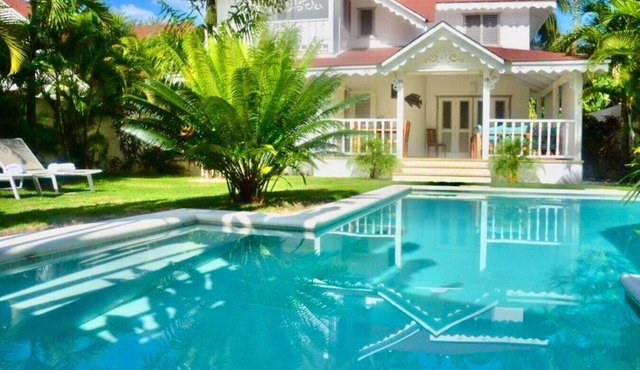 Tropical Villa 4Bedroom 3Baths and Pool Near Beach