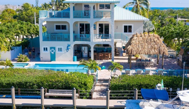 Tropical Waterfront Sombrero Beach House Private Pool, Hot Tub, Boat Dock, Pet