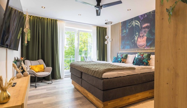 Tropical whisper penthouse in Hof. Balcony, Weber grill, whirlpool, digital check-in