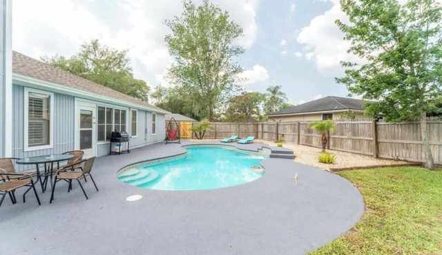 *True Blue Pool Oasis* ping-pong, wi-fi, tv