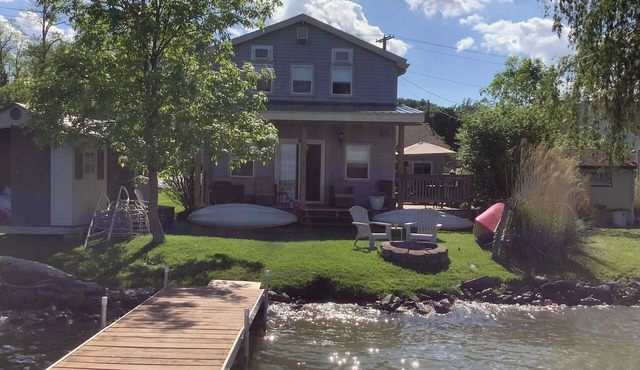 True lakefront! Parking, C. Air, kayaks, summer days still left! Pontoon option.
