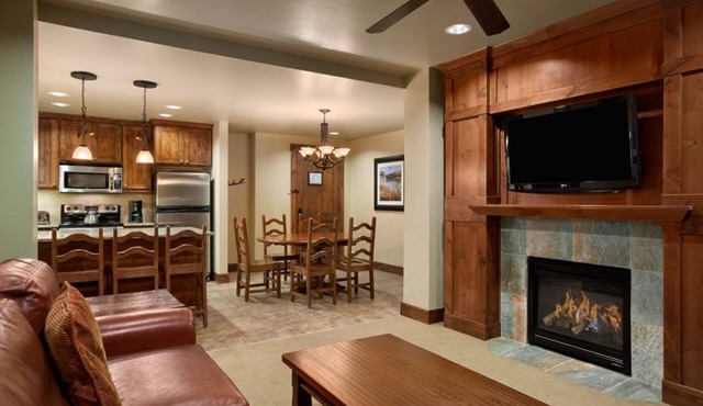 TRUE Ski In/Ski Out Luxury Master Suite Condo - Grand Lodge Peak 7 Resort D