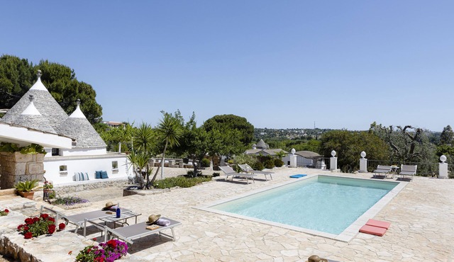 Trullocinquepunte with private swimming pool