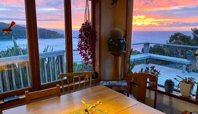Tryphena sunset and sea views! 5 minute walk to beaches, shops and restaurants.