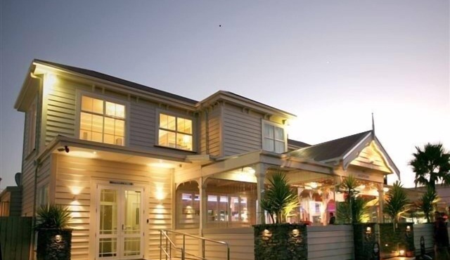 Tuakau Hotel