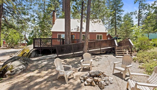 Tucked in Shaver Lake’s West Village and walking distance to shops, restaurants, and the lake!