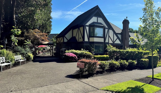 TUDOR COTTAGE SUITE - Autzen Stadium - PK Park - UO - Hayward Field