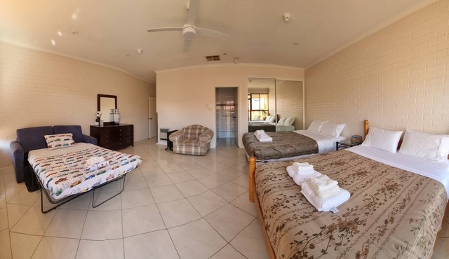 Tuggeranong Short Stay # 10 - Sleeps 6