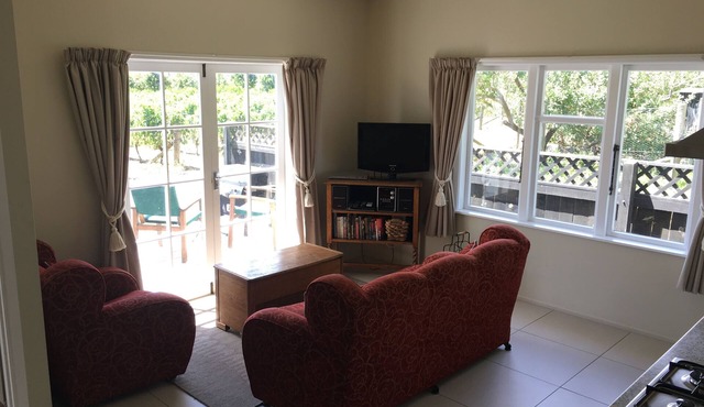 Tuki Vineyard Cottage - luxury one bedroom villa overlooking vineyard