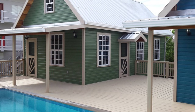 Turtle Cottage with a pool