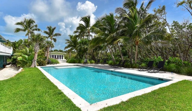 Turtle Cove: Stunning 7-bedroom home in Islamorada with a private pool and open water views.
