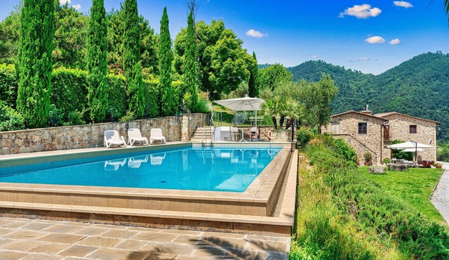 Tuscan Fireplace Apt · Jacuzzi · Gym · Cold Plunge · Monthly · Eur 31/pax/night