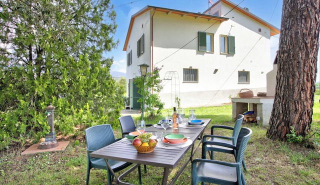 Tuscan Counrtry House with Private Garden for 6, Terranuova Bracciolini, Italy