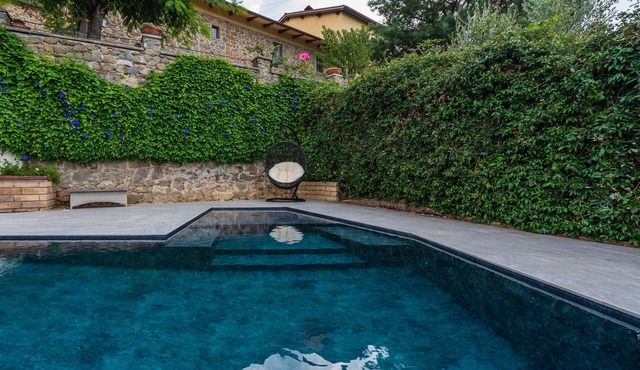 Tuscany Sun: Typical Tuscan stone farmhouse with private infinity pool