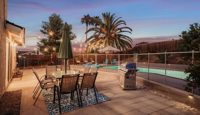 Twilight Paradise: 4 Bedrooms, 2 Bathrooms, Private Pool, Patio Dining for 8, BBQ, and a One-of-a-Kind Indoor Fireplace.