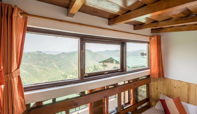 Twilight Ridge, Studio overlooking the hills w wifi by Roamhome